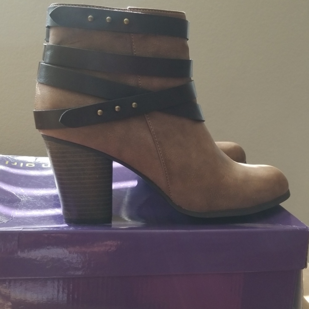 Shoes - Picture 2 of 4